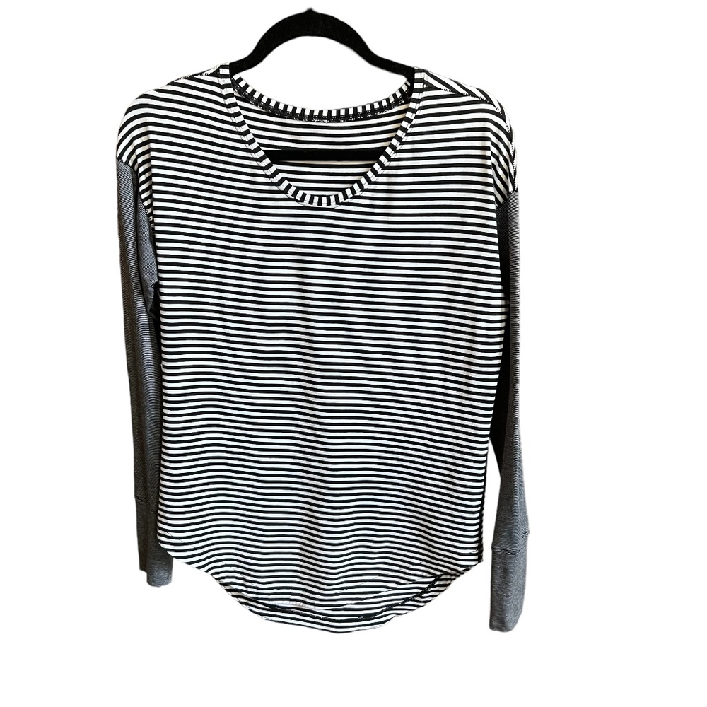 Lululemon Women’s black and white stripped Shirt Size 6